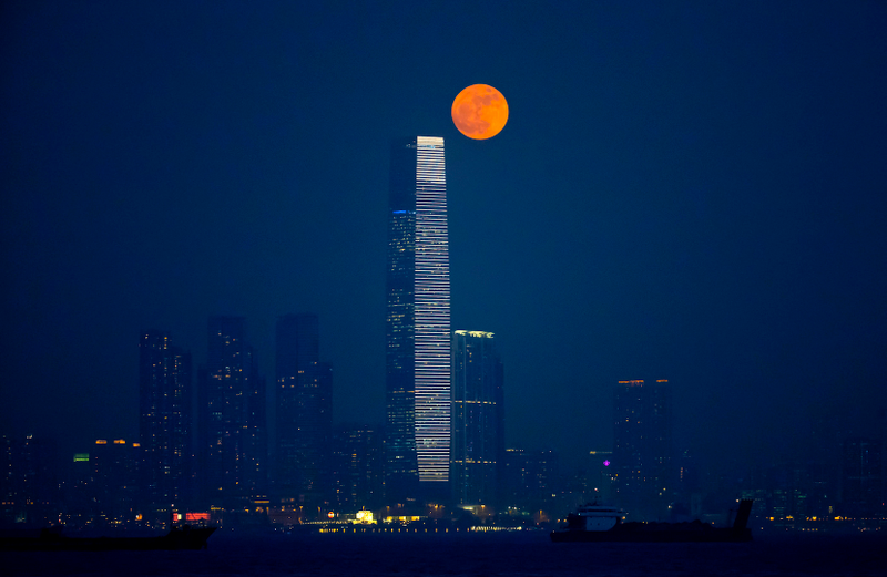 La superluna sobre los rascacielos del Victoria Harbour en Hong Kong. Imagen: Kin Cheung / AP